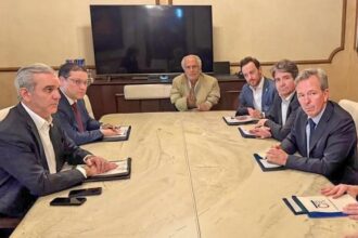 En la gráfica, el Presidente Luís Abinader y el Ministro Yayo Sanz Lovatón al momento de sostener el encuentro con los empresarios representantes de los principales ingenios azucareros de República Dominicana.