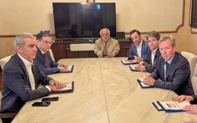 En la gráfica, el Presidente Luís Abinader y el Ministro Yayo Sanz Lovatón al momento de sostener el encuentro con los empresarios representantes de los principales ingenios azucareros de República Dominicana.