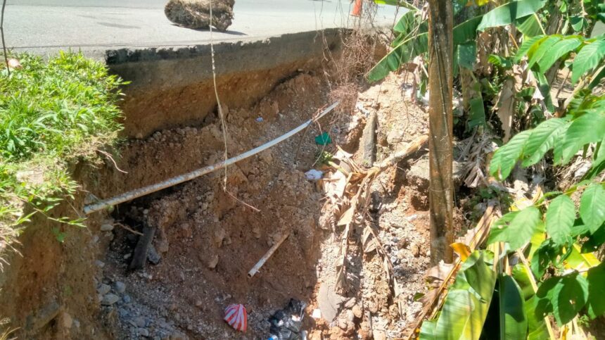 Alertan sobre socavón en carretera principal de Samaná
