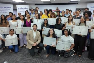 Fundación GBC reconoce a 56 estudiantes meritorios con la entrega de computadoras