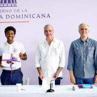 Abinader escucha inquietudes de estudiantes de Samaná y anuncia acciones