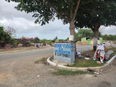Moradores de Jardines del V Centenario en SDE denuncian abandono de calles, inundaciones e inseguridad