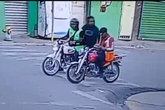 Motoconchista denuncia que delincuente le roba motocicleta y pertenencias en Santiago; el hecho quedó captado en cámara
