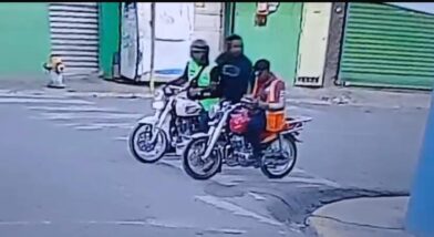 Motoconchista denuncia que delincuente le roba motocicleta y pertenencias en Santiago; el hecho quedó captado en cámara
