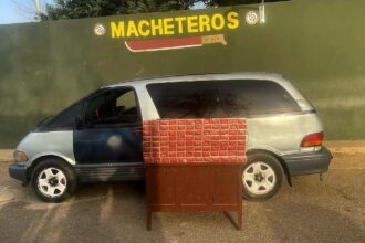 Ejército incautan 23,000 cigarrillos de contrabando ocultos en un miniván en Mao