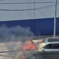 Vehículo se incendia en la avenida John F. Kennedy sin dejar lesionados