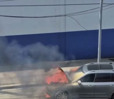 Vehículo se incendia en la avenida John F. Kennedy sin dejar lesionados