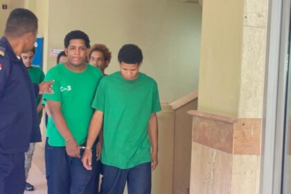 Aplazan coerción contra hermanos acusados de ultimar a puñaladas a delivery en Santiago