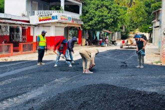 Alcalde Fernando Mercado impulsa jornada de bacheo para mejorar las vías en comunidades de El Limón