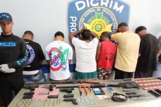 PN y MP arrestan a ocho personas y ocupan armas en Barahona
