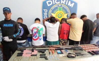 PN y MP arrestan a ocho personas y ocupan armas en Barahona
