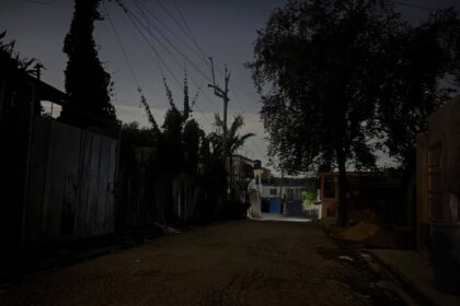 Residentes de Los Arqueanos, en Villa Mella, denuncian prolongados apagones y escasez de agua