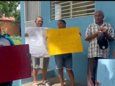 Comunitarios protestan por presunto abandono del Centro de Primer Nivel en Santiago Oeste