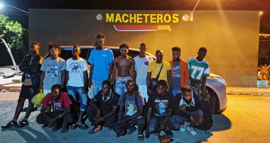 Ejército intercepta 22 haitianos indocumentados y detiene a presunto traficante de migrantes en la frontera norte