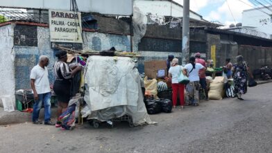 Crece la ocupación de aceras por ventas informales en la carretera Duarte Vieja, en SDO