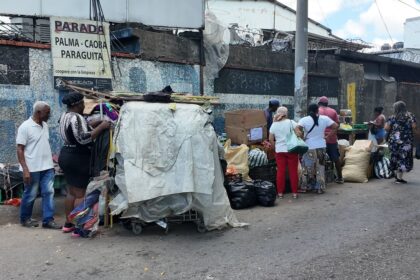 Crece la ocupación de aceras por ventas informales en la carretera Duarte Vieja, en SDO