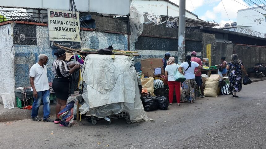 Crece la ocupación de aceras por ventas informales en la carretera Duarte Vieja, en SDO