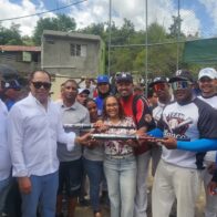 Niris Corcino entrega uniformes deportivos a jóvenes de Guayabal