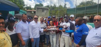 Niris Corcino entrega uniformes deportivos a jóvenes de Guayabal