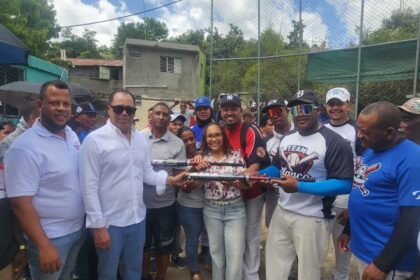 Niris Corcino entrega uniformes deportivos a jóvenes de Guayabal