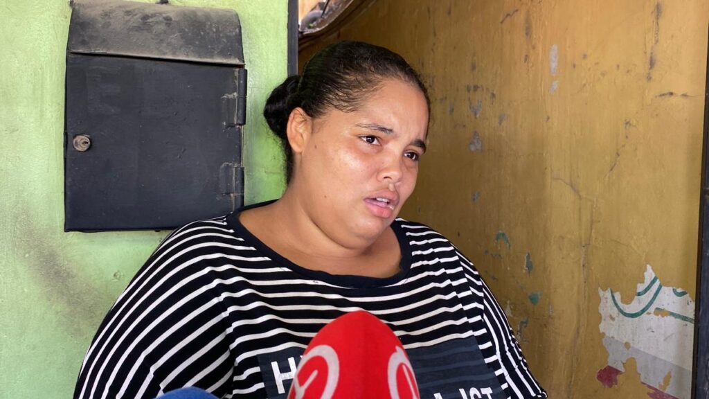 Madre denuncia que lleva casi dos años sin recuperar a sus niños tras entregarlos a CONANI