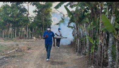 DPS Sánchez Ramírez realiza fumigación en Guardianon del Distrito Municipal de Zambrana