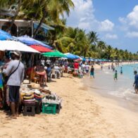 Comercios de Juan Dolio amenazan con cerrar sus negocios por falta de regulación en la playa
