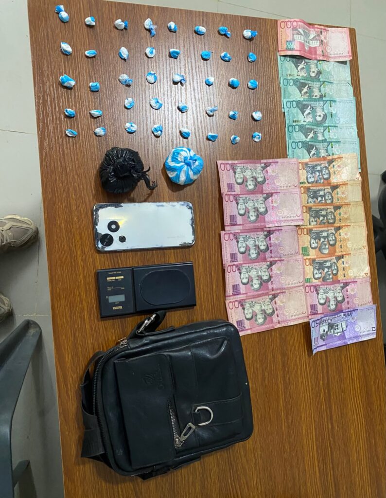 Policía ocupa presunta cocaína en Montecristi y captura presunto autor del robo de una motocicleta en Valverde