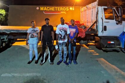 Ejército detiene camionero que ocultaba haitianos indocumentados en Valverde