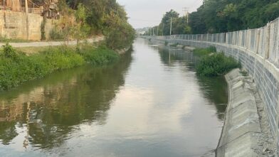 “Grábame”: joven pidió que lo filmaran antes de lanzarse al canal de riego y desapareció en Santiago.