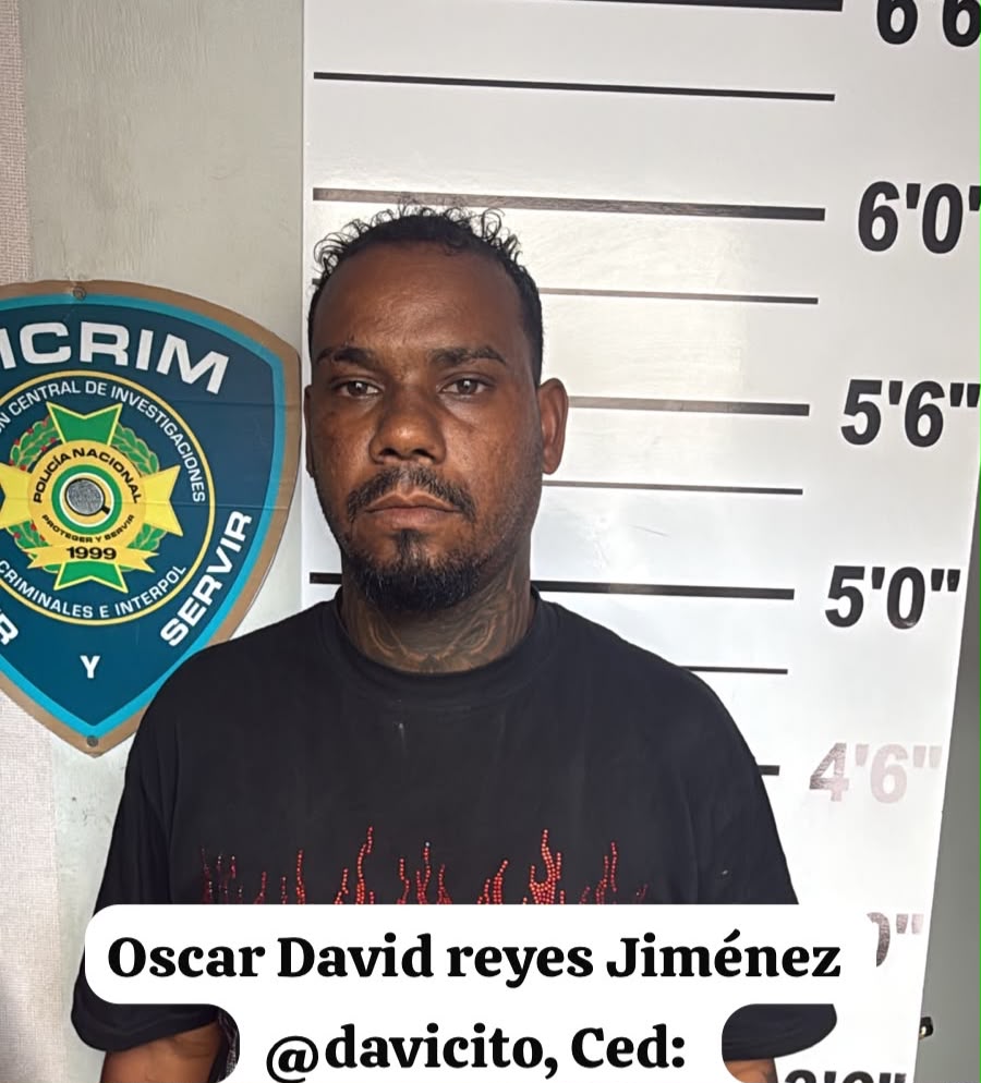Policía captura a tres hombres acusados de agredir a una mujer y dañar su vehículo en Santo Domingo Oeste