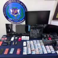 DINTEL desmantela presunta red de falsificación en Santiago; ocupa arma de fuego y detiene a cinco personas