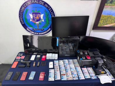 DINTEL desmantela presunta red de falsificación en Santiago; ocupa arma de fuego y detiene a cinco personas
