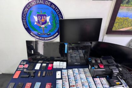 DINTEL desmantela presunta red de falsificación en Santiago; ocupa arma de fuego y detiene a cinco personas