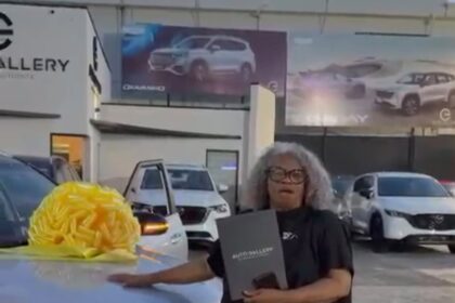 Santiago Matías entrega vehículo a Martha Candela y cumple promesa hecha en Premios Soberano