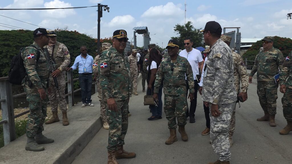 Director de Migración y comisión de los Emiratos Árabes Unidos supervisan avances tecnológicos en la frontera de Dajabón