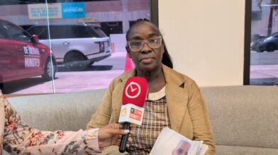 Mujer denuncia a su esposo, un pastor, por presuntas amenazas y abuso económico