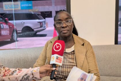 Mujer denuncia a su esposo, un pastor, por presuntas amenazas y abuso económico