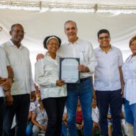 Abinader entrega 1,000 títulos de propiedad en Los Frailes