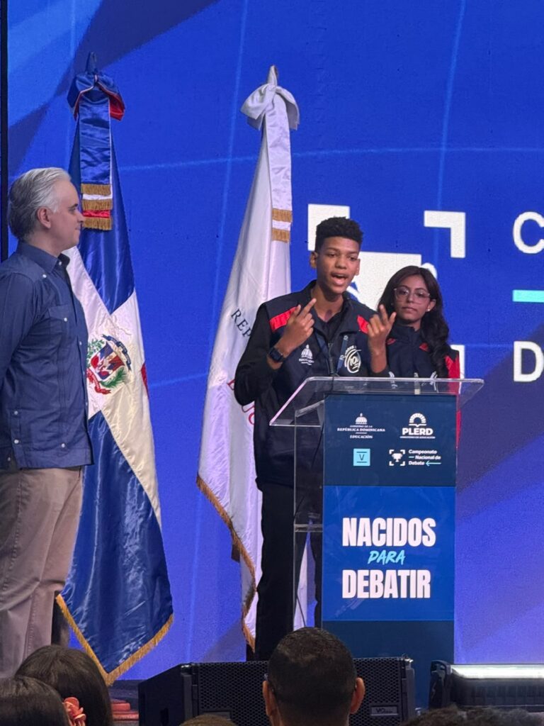 Estudiantes ponen a prueba su capacidad de argumentación ante el ministro de Educación en el Campeonato Nacional de Debate