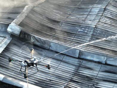 Drones del 911 apoyan labores para sofocar incendio en tienda china de Herrera