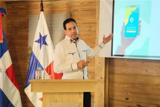 Lic. Francisco de León expone sobre App de turismo Knowme en Santiago Rodriguez.