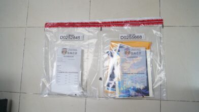 Frustran envío de cocaína oculta en folders y documentos