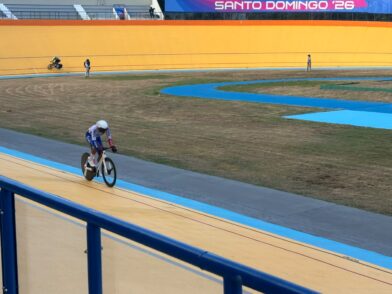 Las graderías del Velódromo se encienden en apoyo al dominicano Anderson Aracena