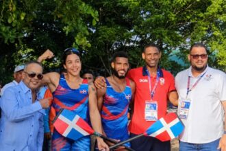 Senador Héctor Acosta celebra medalla de plata conquistada por atletas de remo y canotaje de Bonao