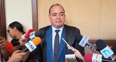 Surún Hernández cuestiona nuevo aplazamiento de revisión de medidas en caso SeNaSa y exige acusación del MP