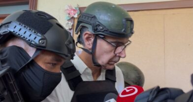 Santiago Hazim sale cabizbajo de audiencia y guarda silencio ante preguntas de periodistas