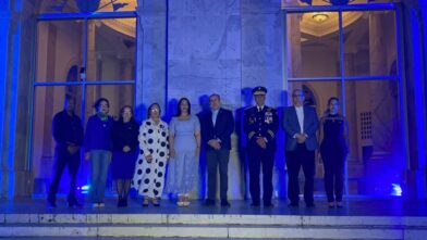 Ministerio Público ilumina de azul el Monumento de Santiago y advierte: “Ningún explotador dormirá tranquilo”
