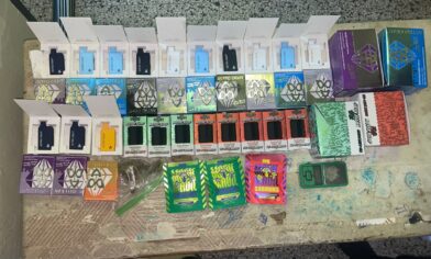 PN apresa a dos personas por robo y presunta violación a la Ley de Drogas en La Vega