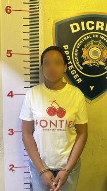 Policía ocupa presuntas drogas y apresa a mujer en La Vega